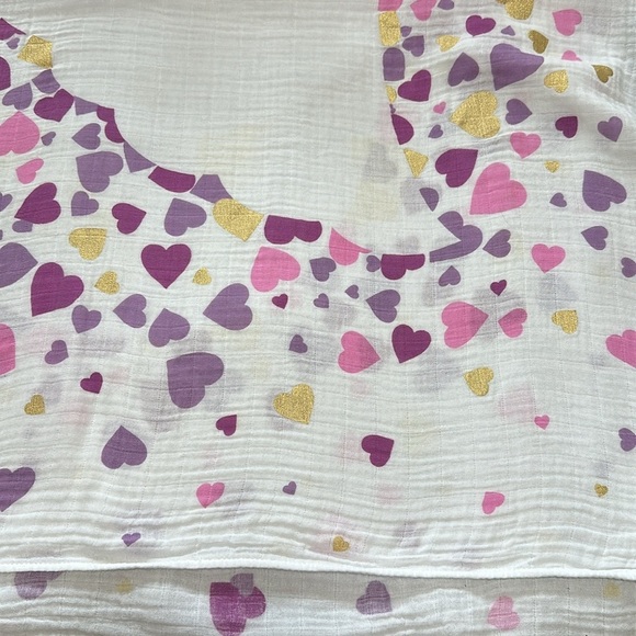 Lulujo - swaddle blanket - "with brave wings she flies" heart design - Picture 5 of 7